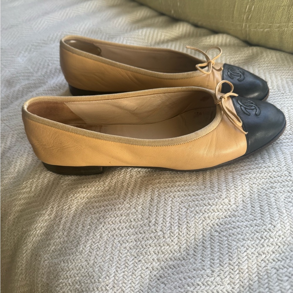 CHANEL Women's Black and Cream Loafers - Picture 2 of 3